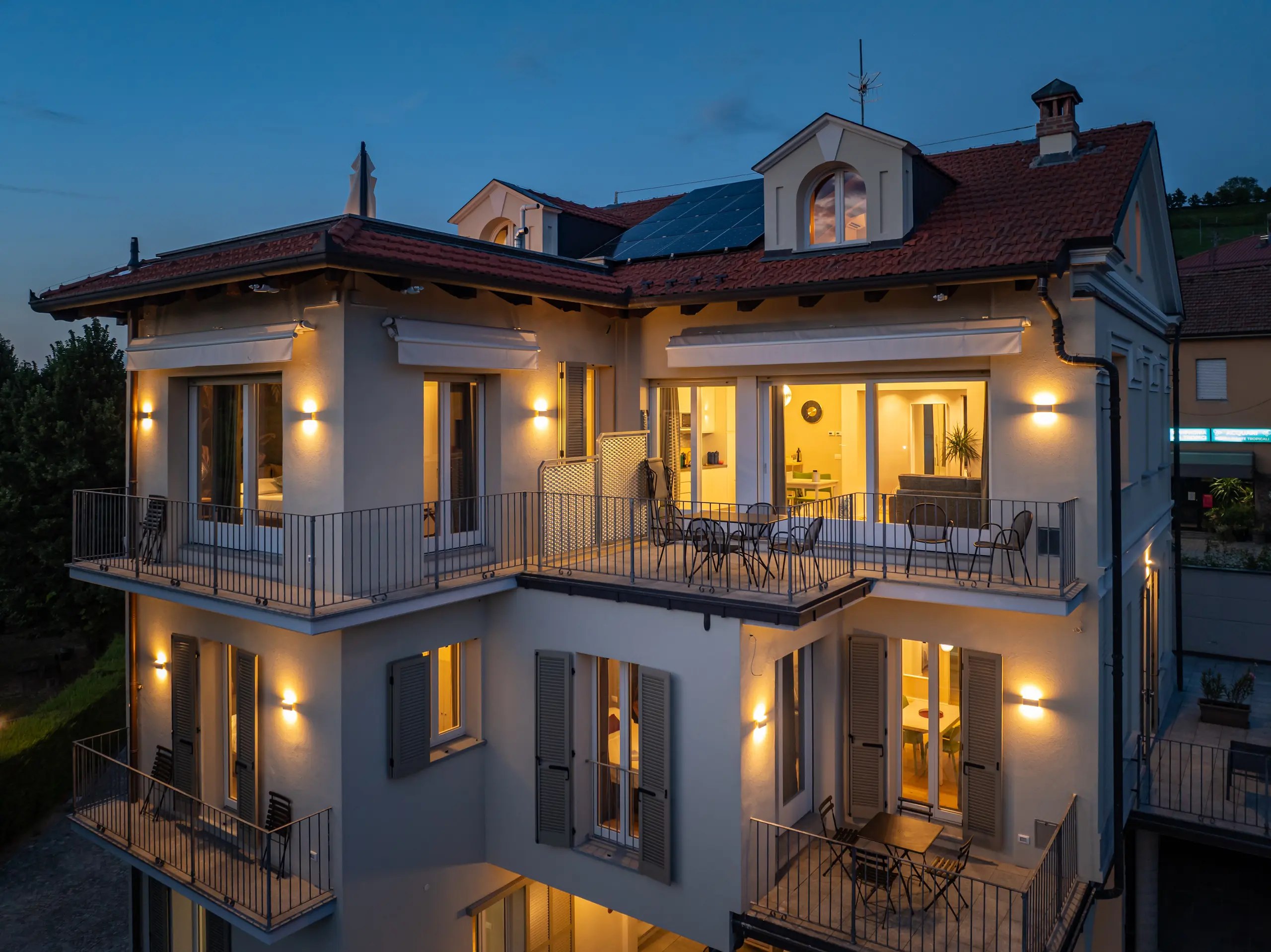 Alba Palace Luxury Apartments - Red