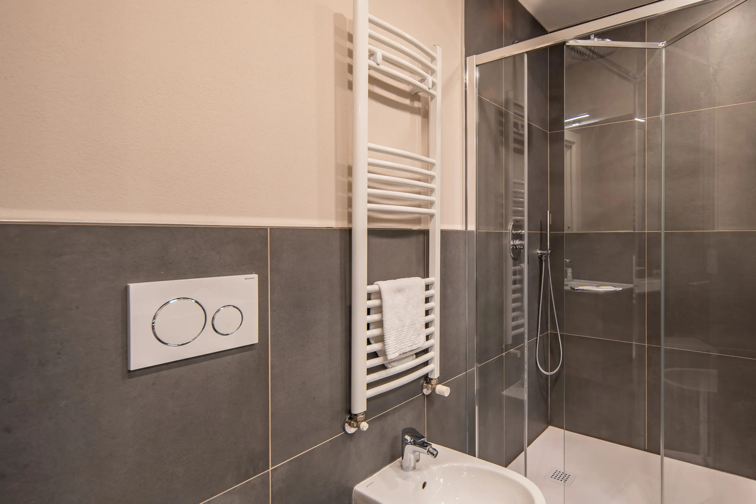 Alba Palace Luxury Apartments - White