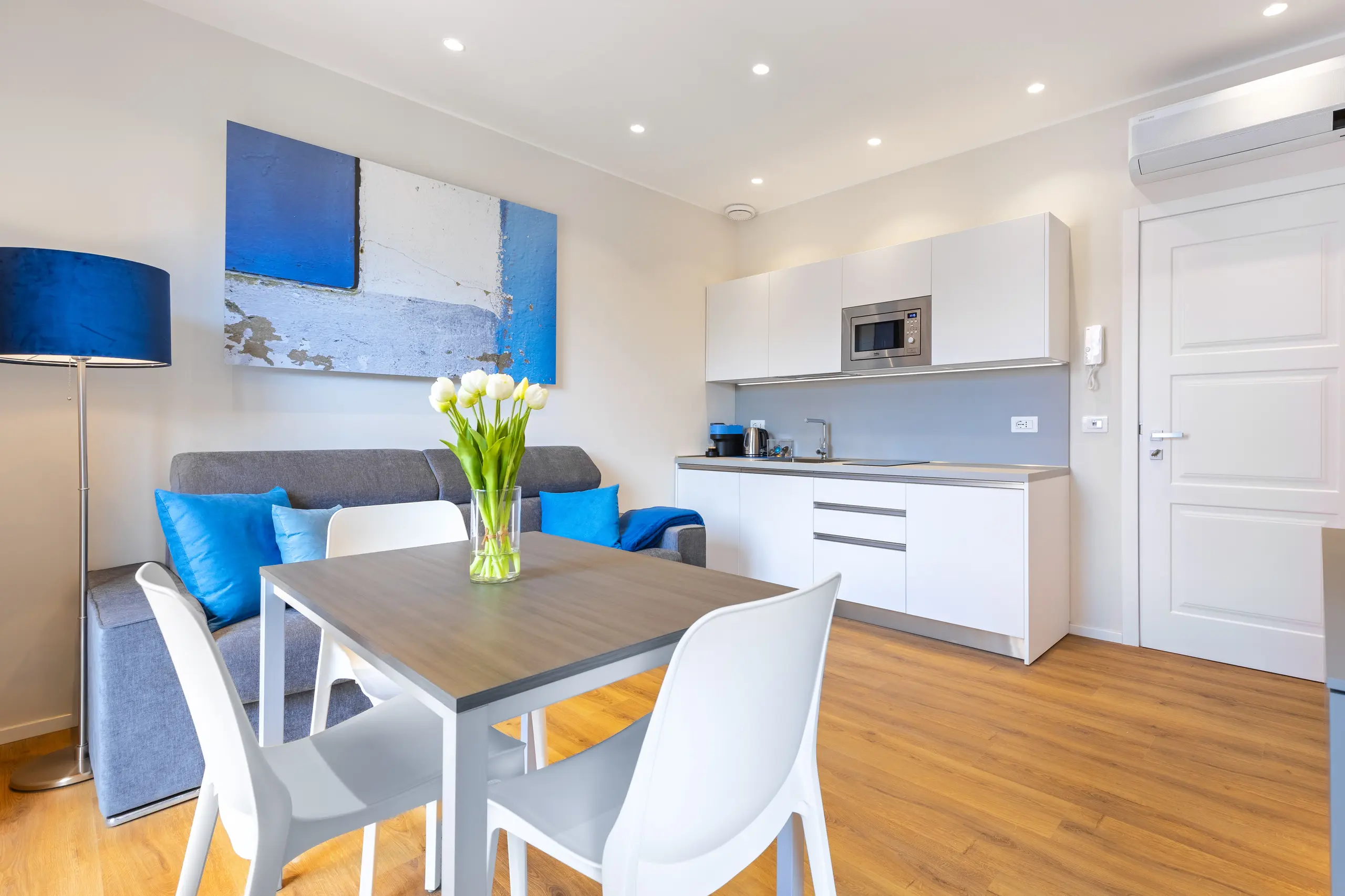 C8 Apartments: Azzurro Mare 01
