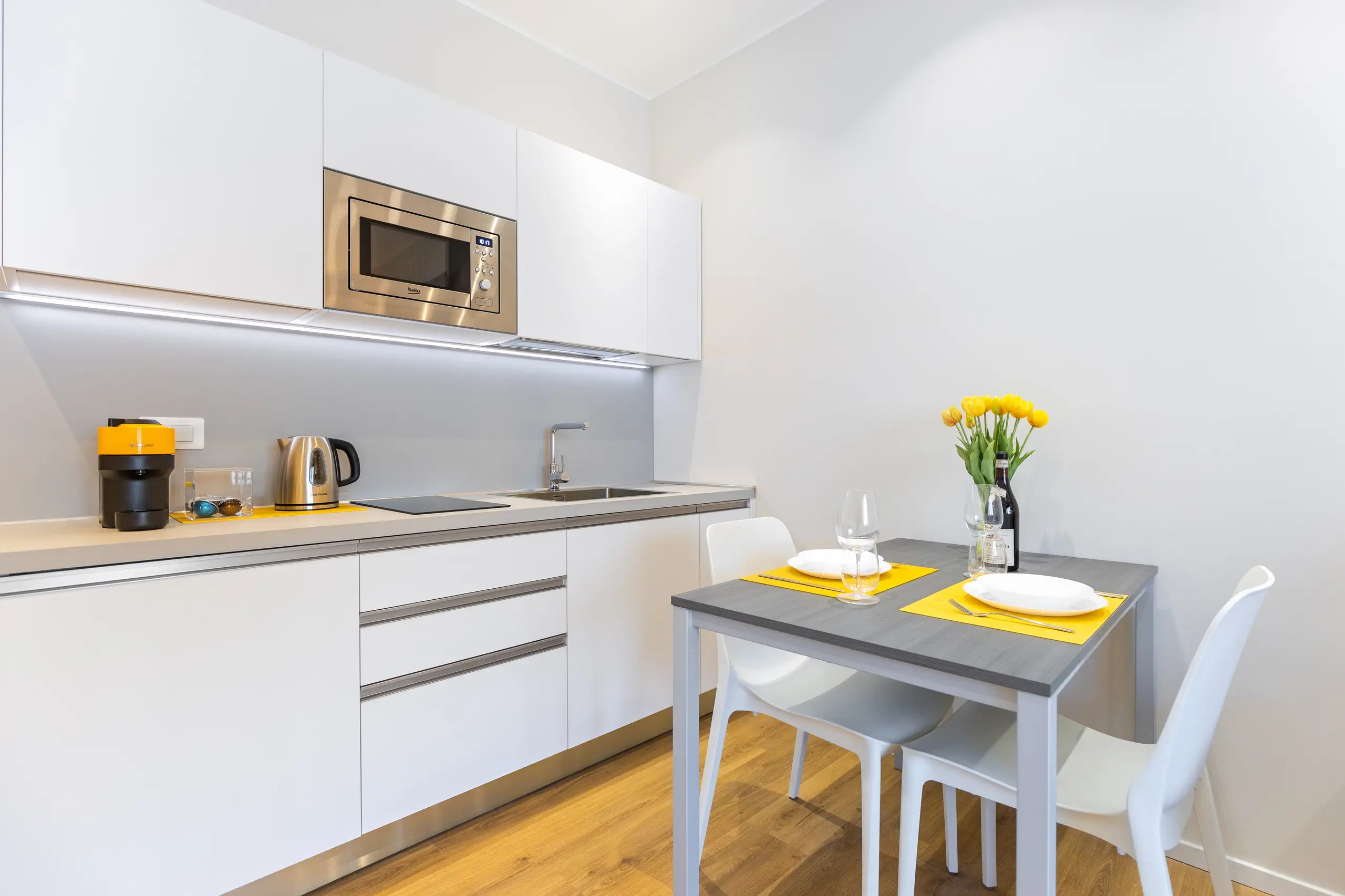 C8 Apartments: Giallo Senape 02